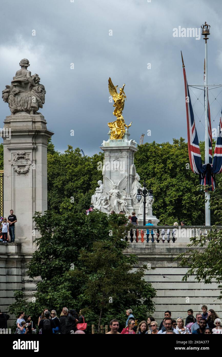 Città di Westminster Londra, Regno Unito, 10 2022 settembre, le folle si riunirono a Londra per piangere il passaggio della Regina Elisabetta ll fuori Buckingham Palace Foto Stock