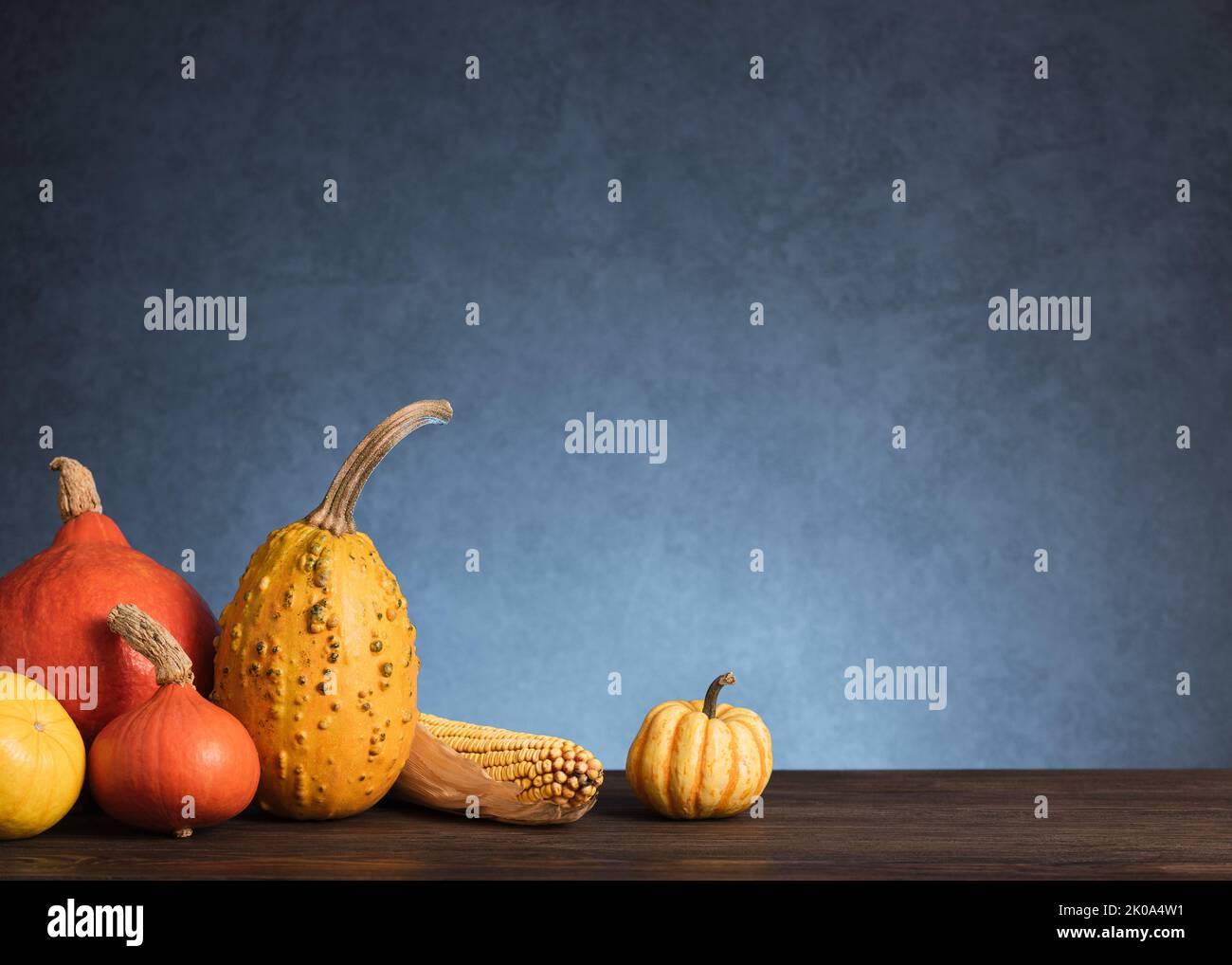 Sfondo autunnale con spazio copia per il design con raccolta di zucca su tavolo rurale Foto Stock