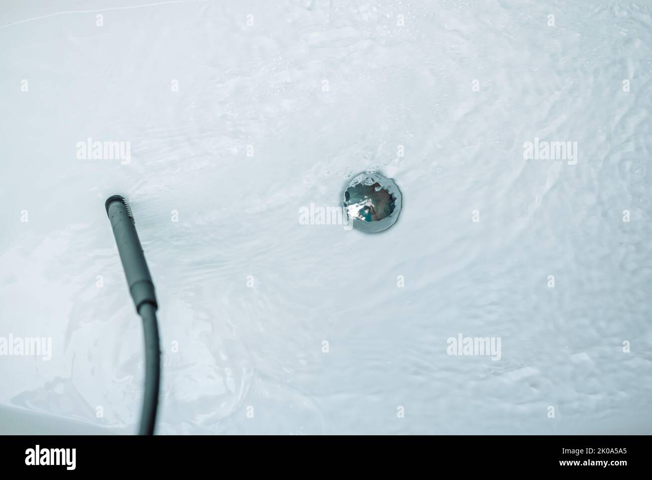 Il lusso di vasca da bagno e il rubinetto con acqua. Foto Stock