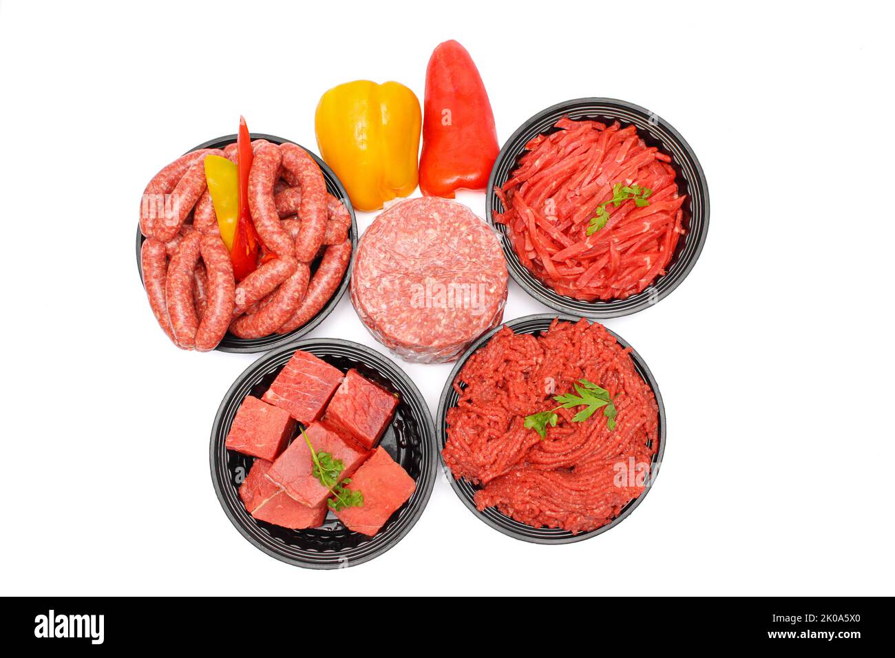 Vista dall'alto dei prodotti di manzo crudi assortiti, salsicce, carne macinata, Burger Patty, cubetti di manzo e strisce isolate su sfondo bianco Foto Stock