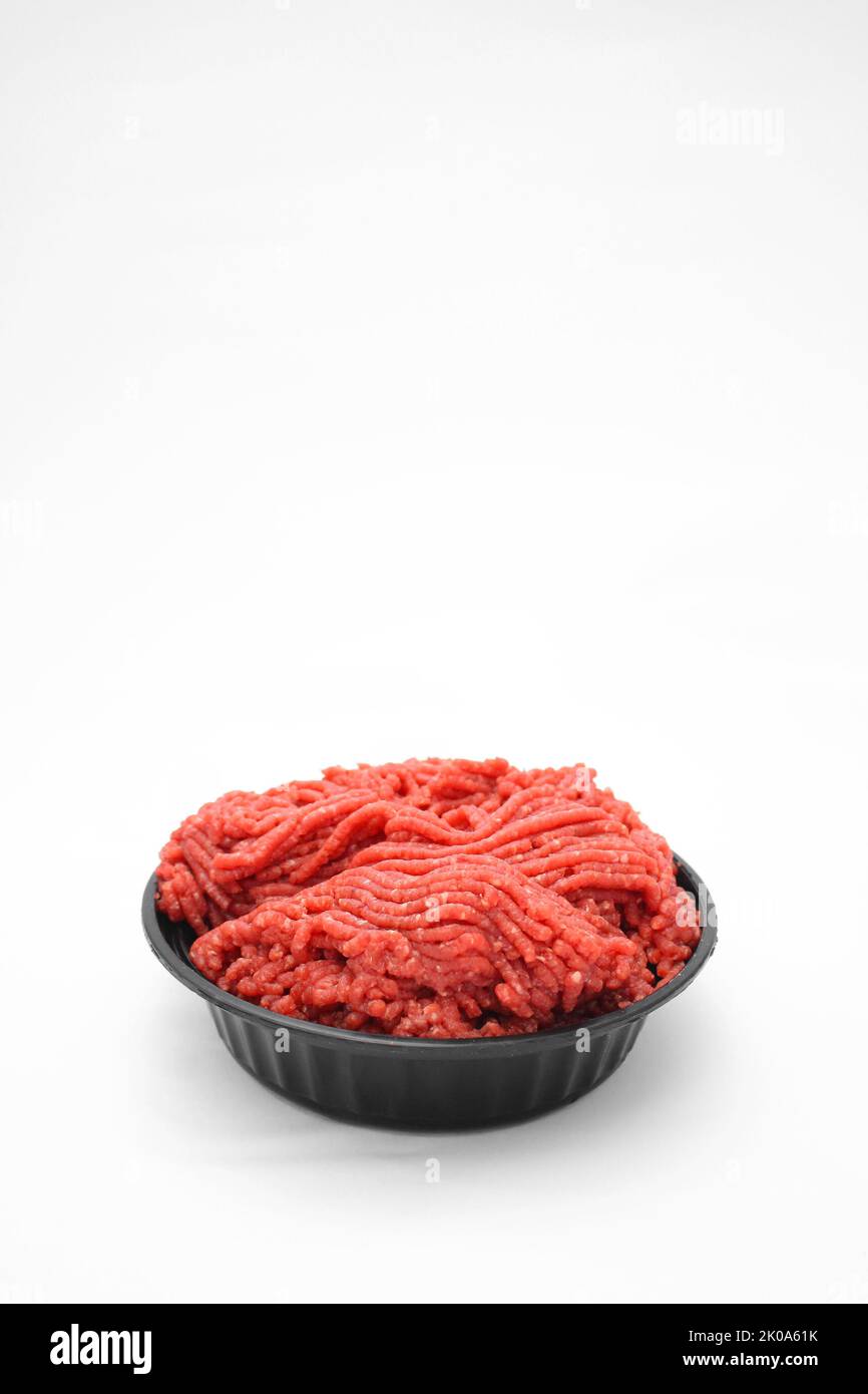 Carne macinata cruda fresca in Black Bowl su sfondo bianco Foto Stock