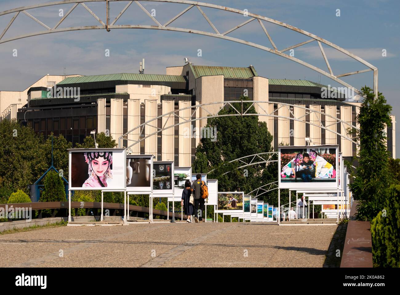 Vista del Ponte degli innamorati della mostra fotografica presso l'iconico edificio del Palazzo Nazionale della Cultura o NDK a Sofia, Bulgaria, Europa orientale, Balcani, UE Foto Stock