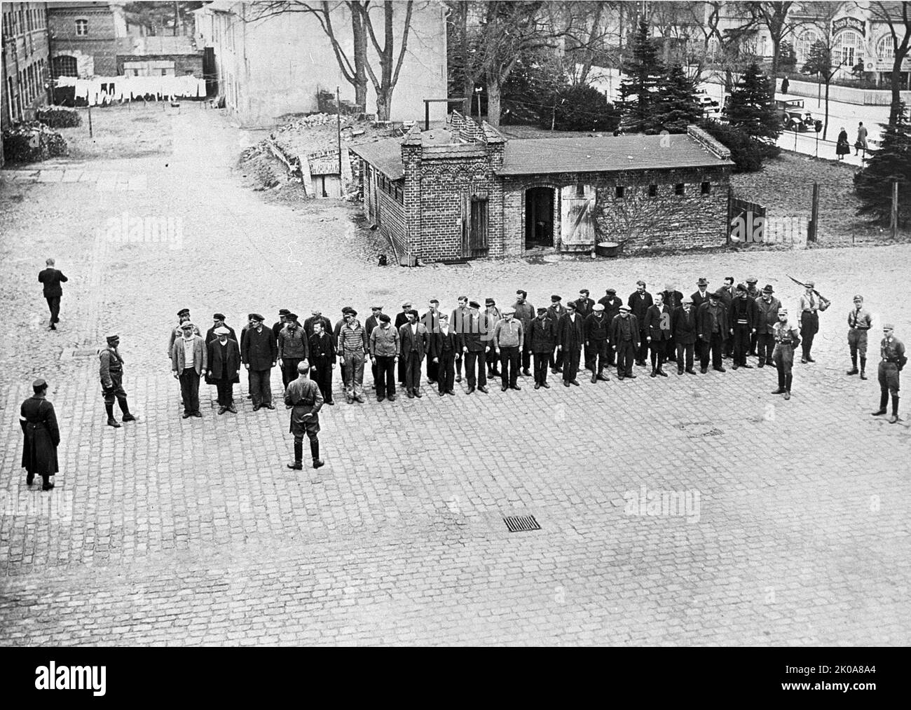 Dal 1933 al 1945, la Germania nazista gestì più di mille campi di concentramento sul proprio territorio e in alcune parti dell'Europa occupata dai tedeschi. I primi campi furono creati nel marzo 1933 subito dopo che Adolf Hitler divenne Cancelliere della Germania. Inizialmente, la maggior parte dei prigionieri erano membri del Partito comunista tedesco, ma con il passare del tempo diversi gruppi sono stati arrestati, tra cui 'criminali abituali', 'asociali', ed ebrei Foto Stock