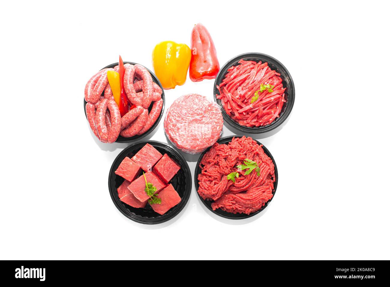 Vista dall'alto dei prodotti di manzo crudi assortiti, salsicce, carne macinata, Burger Patty, cubetti di manzo e strisce isolate su sfondo bianco Foto Stock