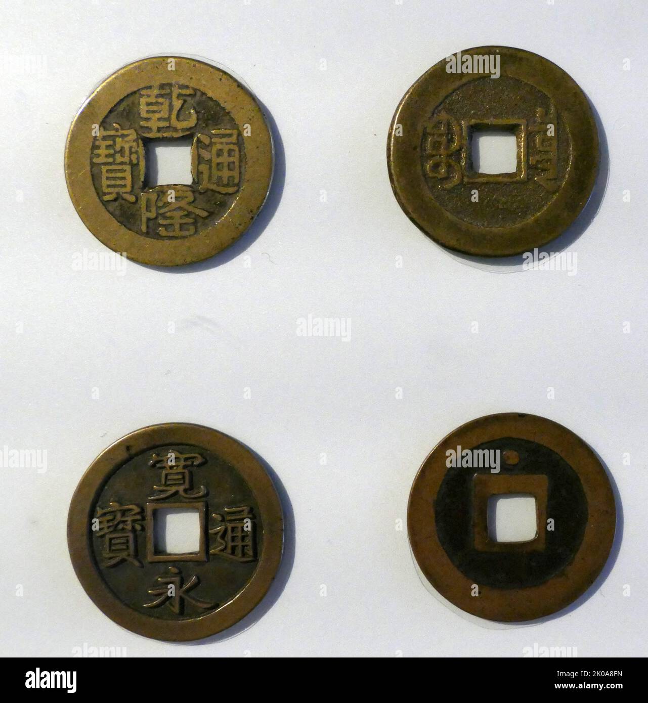 Monete d'argento moderne per la Corea. Nel 1882 fu creata una nuova moneta, con l'iscrizione della "moneta d'argento del Grande Oriente", ma l'anno seguente una carenza d'argento significò che la nuova moneta fu ritirata. Nel 1884 la zecca di Seul iniziò a produrre il conio. Foto Stock