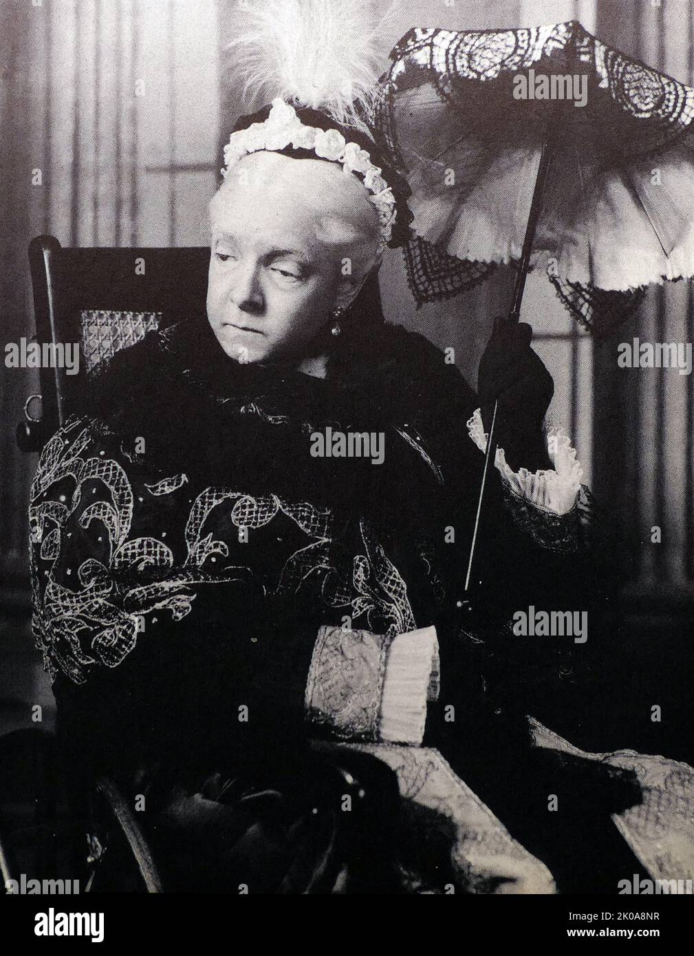 Helen Hayes ha giocato il ruolo della regina Vittoria nel gioco Victoria Regina, di Laurence Housman, prodotto a Broadway nel 1935, e ha dato la sua prima pubblica britannica nel 1937. Helen Hayes MacArthur (Nee Brown, 10 ottobre 1900 80 – 17 marzo 1993) è stata una . Alla fine ha ricevuto il soprannome di "First Lady of American Theatre" ed è stata una delle 16 persone che hanno vinto un Emmy, un Grammy, un Oscar e un Tony Award (un EGOT) Foto Stock