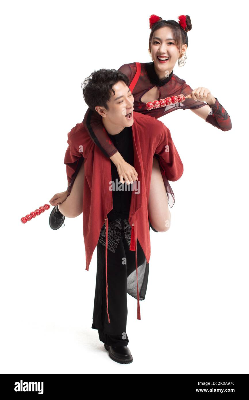 Giovane coppia cinese allegra che mangia le zampe candidi Foto Stock