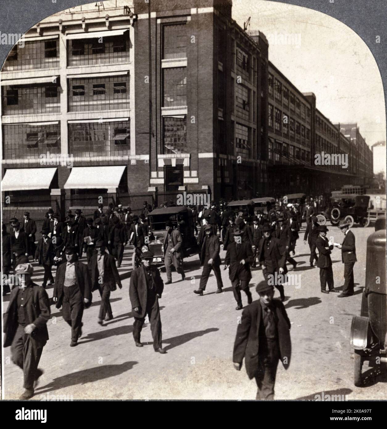 Dipendenti che lasciano la fabbrica Ford Motor Company a Detroit, Michigan. Keystone View Company., c1916 Foto Stock