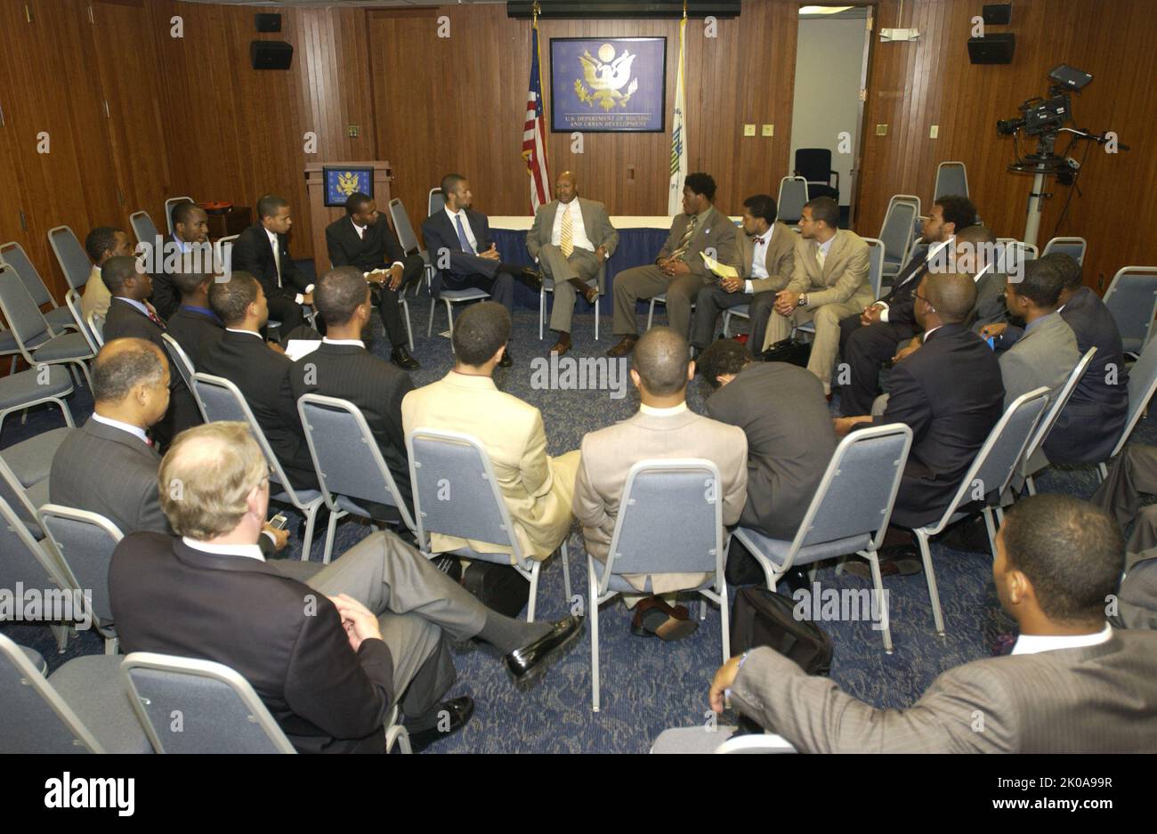 Il Segretario Alphonso Jackson con la Delegazione dell'Istituto dei cittadini responsabili - il Segretario Alphonso Jackson si riunisce presso la sede centrale dell'HUD con la Delegazione degli studenti che partecipano a Washington, D.C.'s Institute for Responsible Citizenship. Il Segretario Alphonso Jackson con la Delegazione dell'Istituto dei cittadini responsabili Subject, il Segretario Alphonso Jackson si riunisce presso la sede centrale dell'HUD con la delegazione degli studenti che partecipano all'Istituto per la cittadinanza responsabile di Washington, D.C. Foto Stock