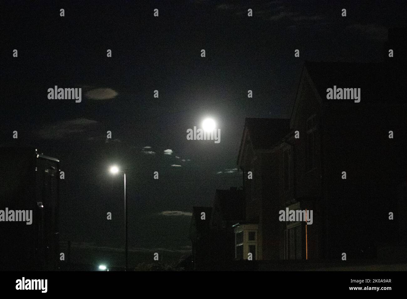 Morecambe, Lancashire, Regno Unito. 10th Set, 2022. La Luna del raccolto fotografata da Morecambe Credit: PN News/Alamy Live News Foto Stock