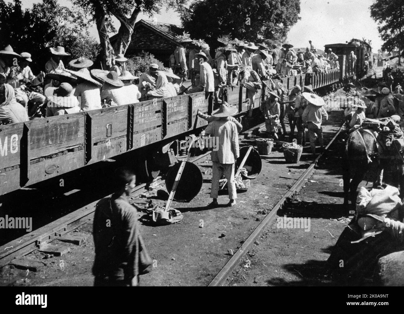 Forze comuniste cinesi irregolari a bordo di auto in treno vicino al confine Kwangtung-Kwangsi. Fotografia pubblicata 1949 Foto Stock
