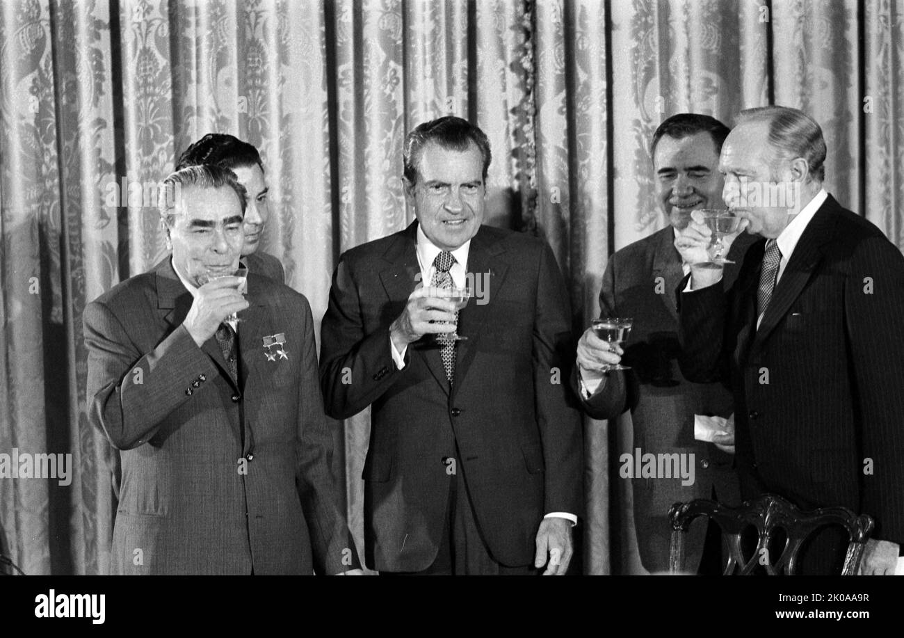 Il presidente Richard Nixon e il leader sovietico Leonid Brezhnev seduti nella Casa Bianca, ritratto di George Washington sullo sfondo, 1973 Foto Stock