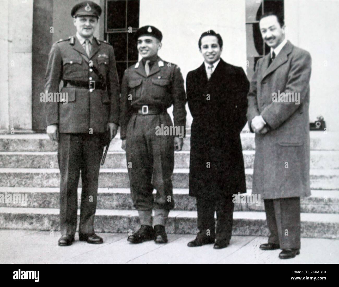 Re Faisal dell'Iraq in visita a Sandhurst. Faisal II (2 maggio 1935 – 14 luglio 1958) è stato l'ultimo re dell'Iraq. Regnò dal 4 aprile 1939 al luglio 1958, quando fu ucciso durante la Rivoluzione del 14 luglio. Durante la seconda guerra mondiale, Faisal fu evacuato insieme a sua madre in Inghilterra, dove frequentò la Harrow School Foto Stock