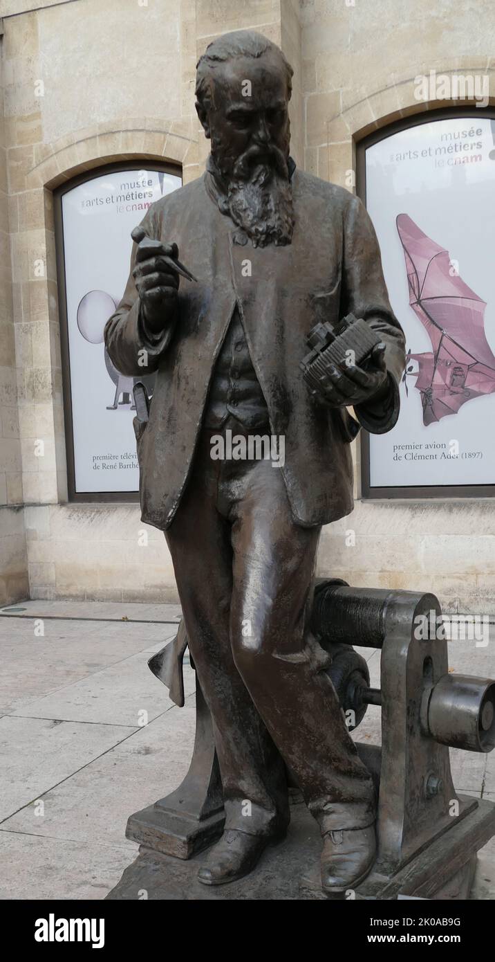 Statua di Zenobe Gramme di Mathurin Moreau. Zenobe Theophile Gramme (4 aprile 1826 – 20 gennaio 1901) è stato un ingegnere elettrico belga. Inventò la macchina Gramme, un tipo di dinamo a corrente continua. Mathurin Moreau (Parigi, 18 novembre 1822 – Parigi, 14 febbraio 1912) è stato un Foto Stock