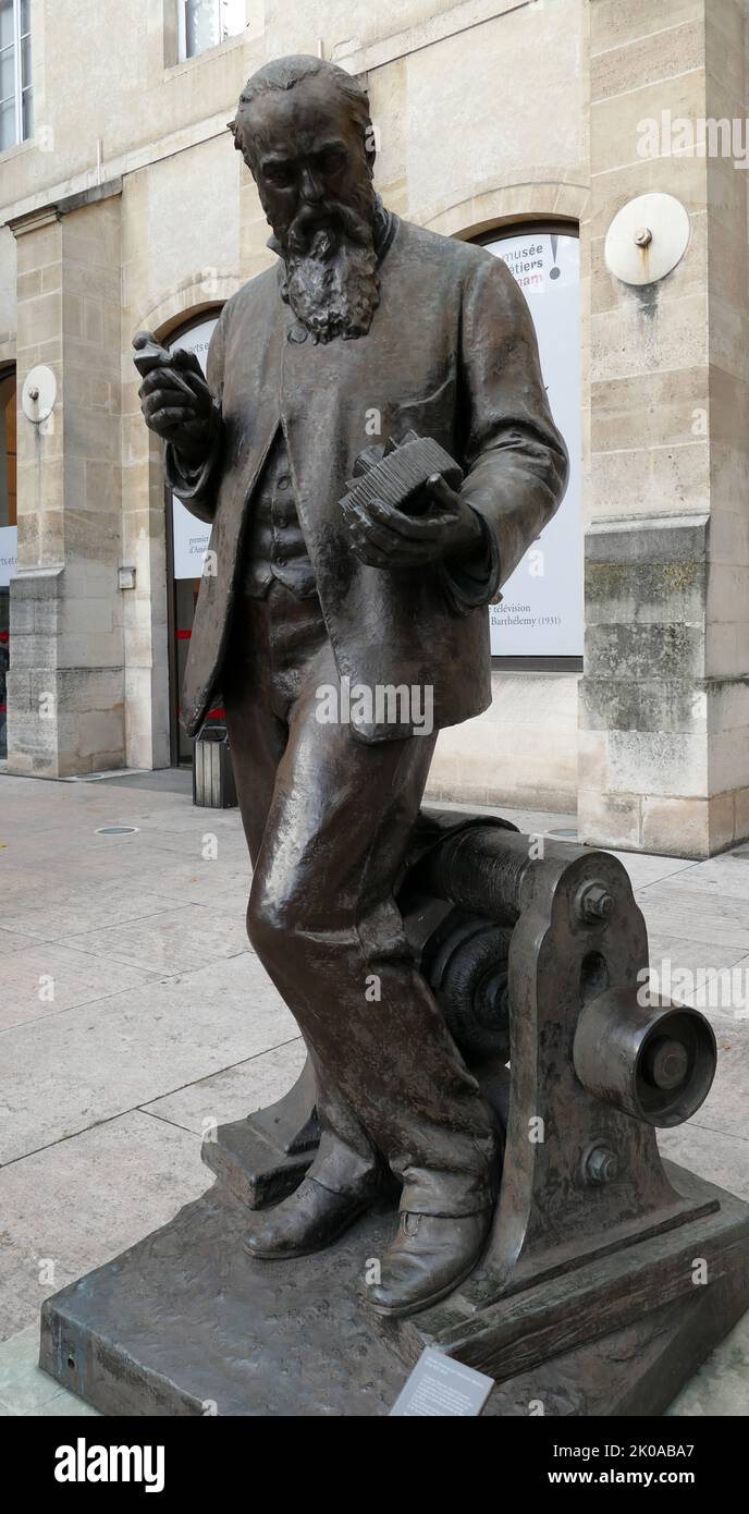Statua di Zenobe Gramme di Mathurin Moreau. Zenobe Theophile Gramme (4 aprile 1826 – 20 gennaio 1901) è stato un ingegnere elettrico belga. Inventò la macchina Gramme, un tipo di dinamo a corrente continua. Mathurin Moreau (Parigi, 18 novembre 1822 – Parigi, 14 febbraio 1912) è stato un Foto Stock