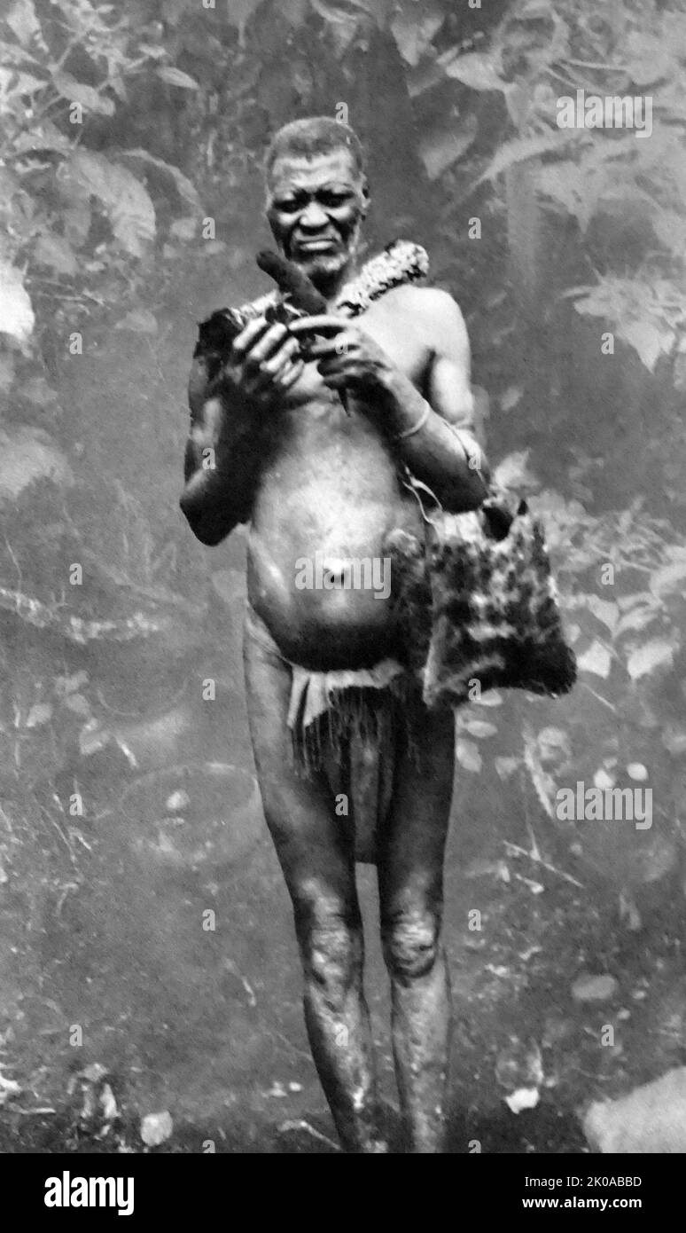 Bamileke (Bamileke) medico strega o stregone, vicino a Bangante, una città e un comune in Camerun, Africa occidentale. c1930 Foto Stock