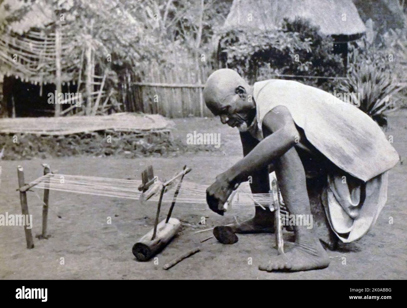 Bamileke (Bamileke) medico strega o stregone, vicino a Bangante, una città e un comune in Camerun, Africa occidentale. c1930 Foto Stock