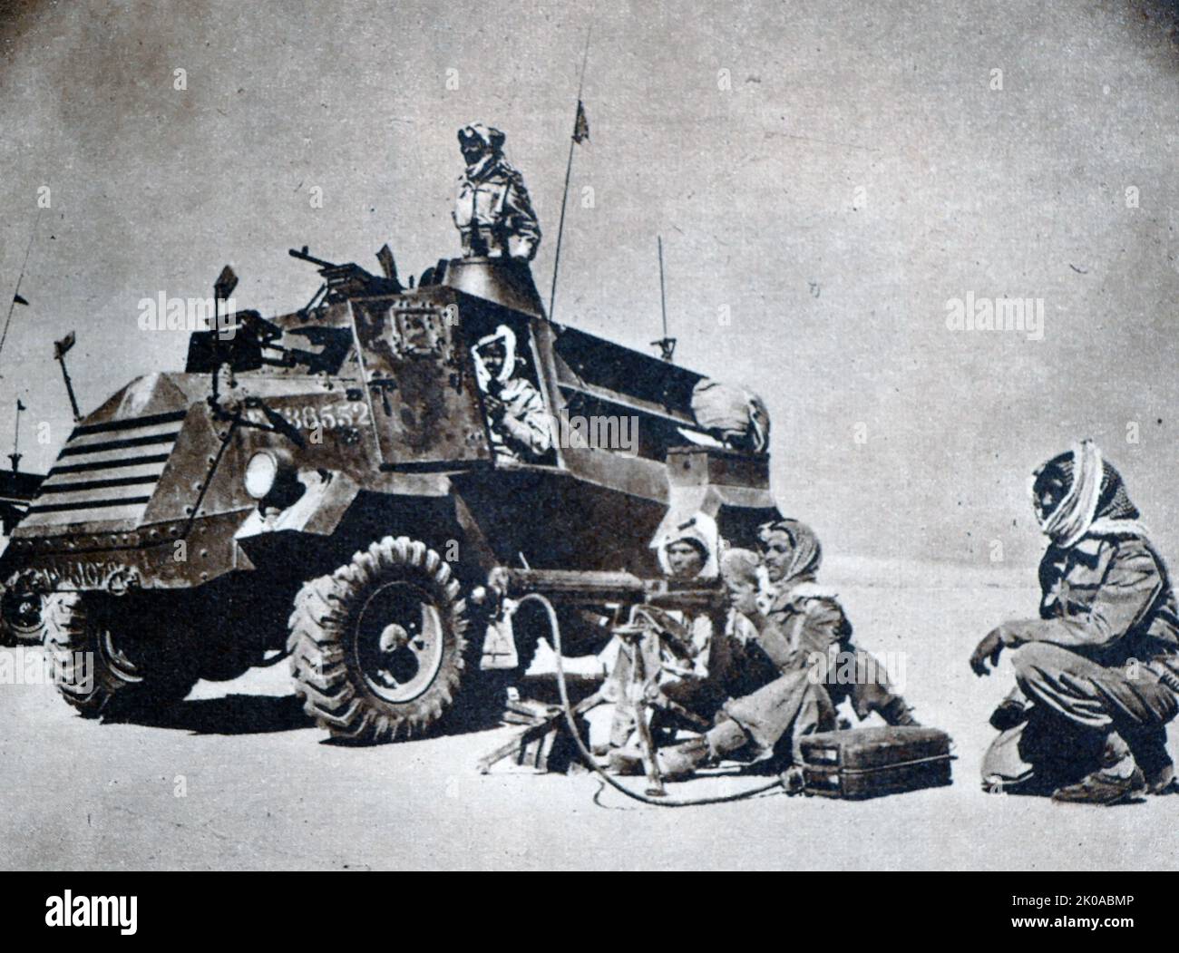 Auto blindata e soldati della Legione Araba con Bren Guns e una squadra di mitragliatrici Vickers. La Legione Araba fu l'esercito regolare di Transjordan e poi di Giordania all'inizio del 20th ° secolo Foto Stock