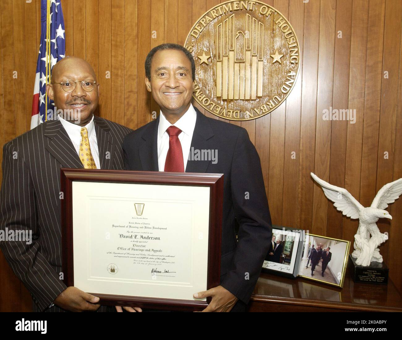 Il Segretario Alphonso Jackson con David Anderson - il giudice David Anderson, neo-nominato Direttore dell'Ufficio delle audizioni e degli appelli, visita l'ufficio del Segretario per incontrare e ricevere il certificato di nomina dal Segretario Alphonso Jackson presso la sede centrale dell'HUD. Il Segretario Alphonso Jackson con David Anderson Subject, il giudice David Anderson, neo-nominato Direttore dell'Ufficio delle audizioni e degli appelli, visita l'ufficio del Segretario per l'incontro con il Segretario Alphonso Jackson e la ricezione del certificato di nomina presso la sede centrale dell'HUD. Foto Stock