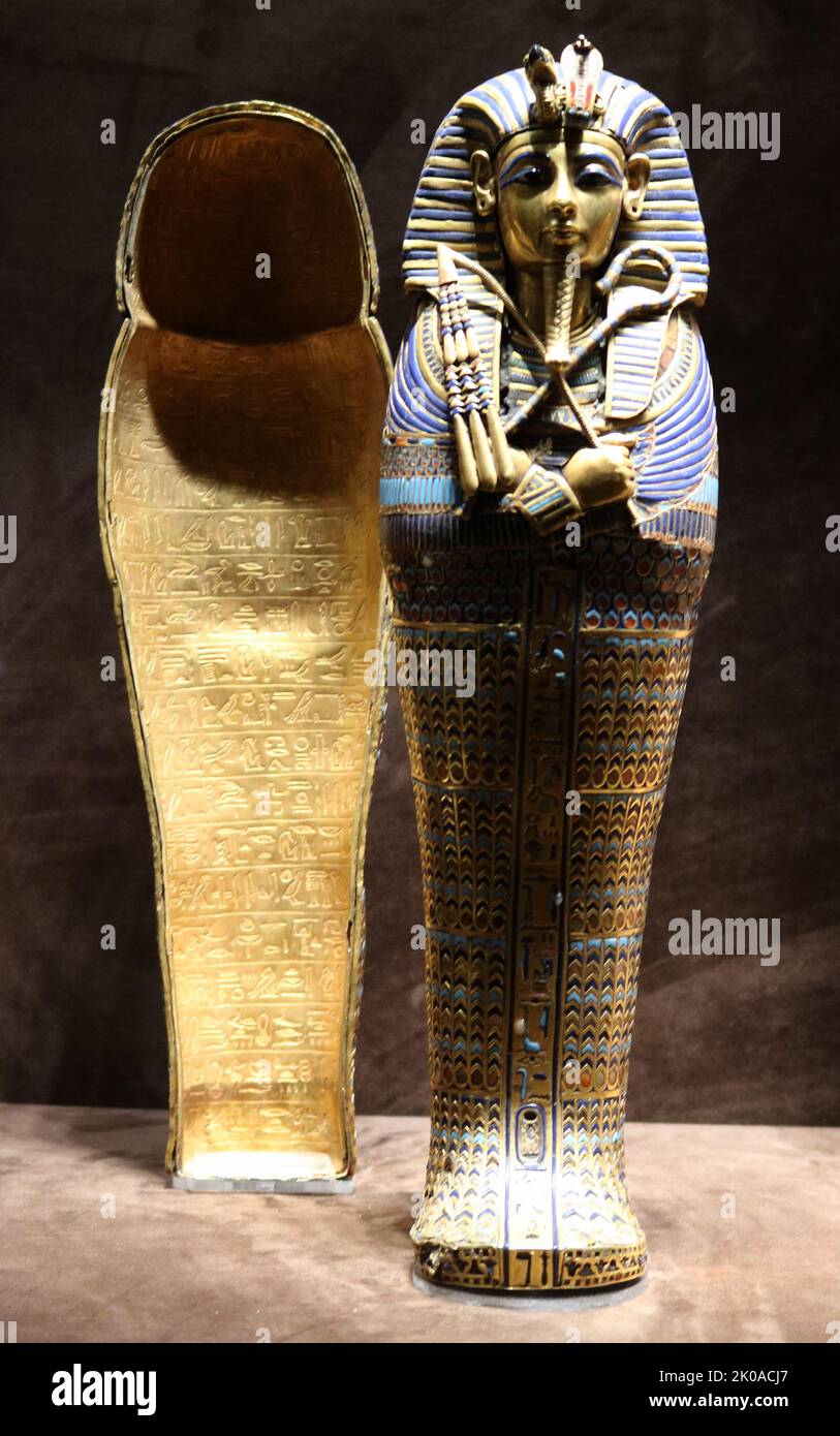 Sarcofago in miniatura appartenente a Tutankhamon, antico faraone egiziano che fu l'ultimo della sua famiglia reale a governare durante la fine della dinastia del 18th (regnò sul c.. 1332 - 1323 a.C.) durante il nuovo Regno di storia egiziana. Museo di Sharm el-Sheikh, 2021 Foto Stock