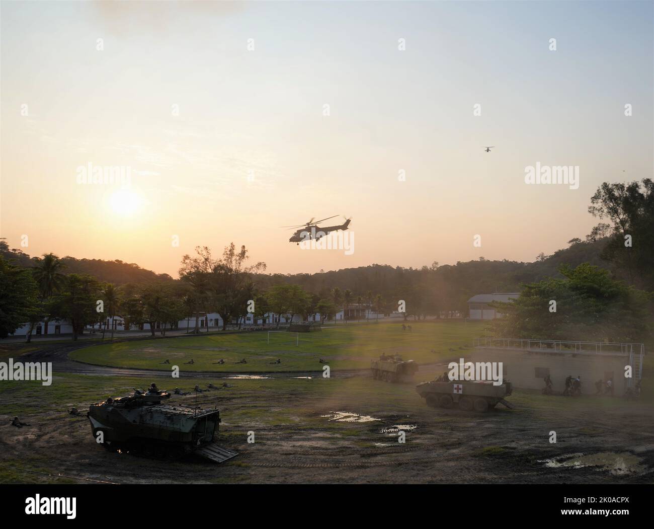 Marines da sei nazioni separate per includere Brasile, Repubblica Dominicana, Ecuador, Giamaica, Paraguay, E gli Stati Uniti d'America, hanno fornito una dimostrazione di raid anfibio multinazionale per il Segretario della Marina Carlos del Toro, durante la sua visita a Ilha do Governador, Rio de Janeiro, dopo la cerimonia di apertura dell'esercizio UNITAS LXIII, 8 settembre 2022. UNITAS è l'esercizio marittimo multinazionale annuale più lungo al mondo che riunisce forze provenienti da 19 paesi, tra cui Brasile, Camerun, Cile, Colombia, Repubblica Dominicana, Ecuador, Francia, Guyana, Giamaica, Messico, Foto Stock