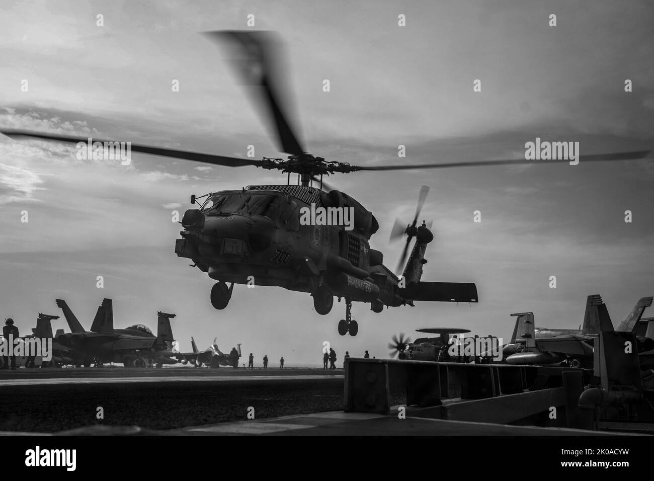220908-N-ZG822-1008 MARE ADRIATICO (MAR. 8, 2022) un elicottero MH-60R Sea Hawk, attaccato all'elicottero Maritime Strike Squadron (HSM) 46, decollo dalla portaerei di classe Nimitz USS George H.W. Boccola (CVN 77), 8 settembre, 2022. Carrier Air Wing (CVW) 7 è la componente offensiva di Carrier Strike Group-10 e George H.W. Gruppo di riscontro supporto boccola (GHWBCSG). Gli squadroni del CVW-7 sono lo squadrone Strike Fighter (VFA) 143, VFA-103, VFA-86, VFA-136, lo squadrone attacco elettronico (VAQ) 40, lo squadrone di allarme precoce (VAW) 121, lo squadrone di combattimento marittimo di elicottero (HSC) 5 AN Foto Stock