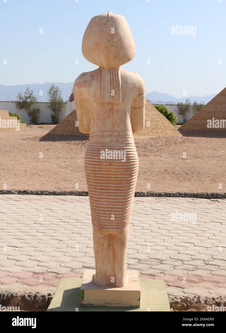 Replica della statua del re Akhenaten, faraone egiziano che regna intorno al 1353-1336 a.C. Decimo governatore della dinastia del 18th. Prima del quinto anno del suo regno, era conosciuto come Amenhotep IV Foto Stock