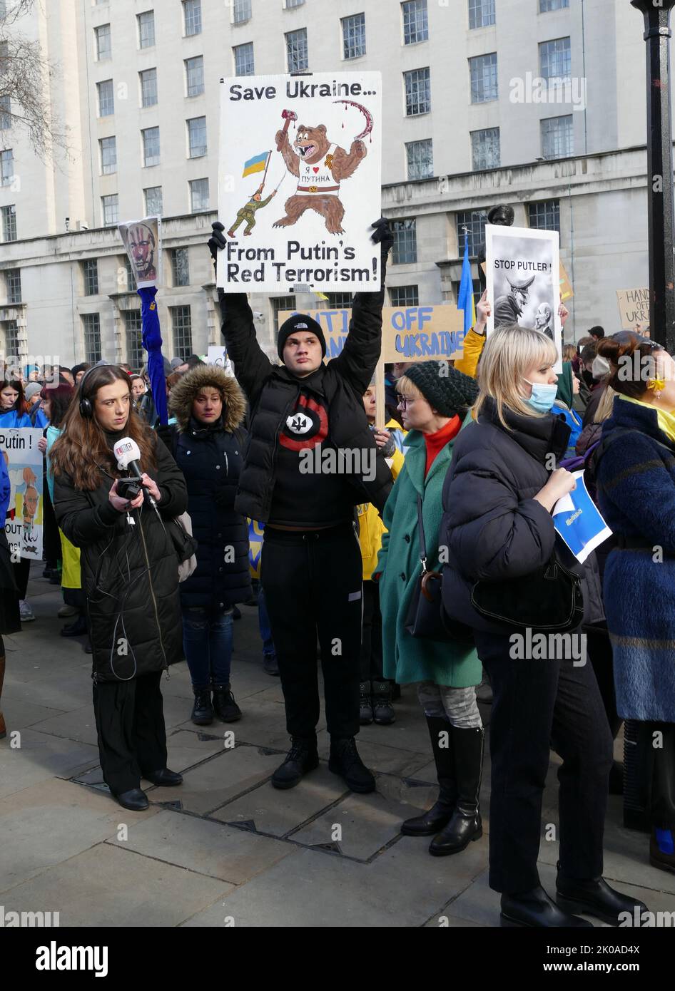 Protesta di solidarietà contro l'invasione russa dell'Ucraina, tenutasi a Trafalgar Square Londra, 27th febbraio 2022. La Russia ha iniziato un'invasione dell'Ucraina il 24 febbraio 2022, in un'escalation della guerra russo-Ucraina iniziata nel 2014. È il più grande attacco militare convenzionale in Europa dalla seconda guerra mondiale Foto Stock