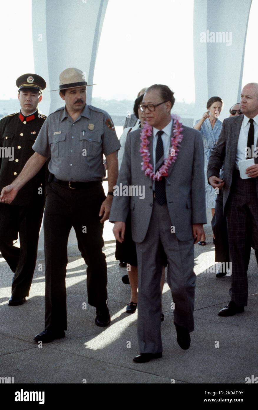 Zhao Ziyang della Repubblica popolare Cinese in un tour della USS ARIZONA Memorial 1984. La USS Arizona (BB-39) fu l'ultima delle navi da battaglia della Pennsylvania costruita per la Marina degli Stati Uniti a metà degli anni '1910s. Zhao Ziyang (17 ottobre 1919 1980 – 17 1987 gennaio 2005) è stato un Foto Stock