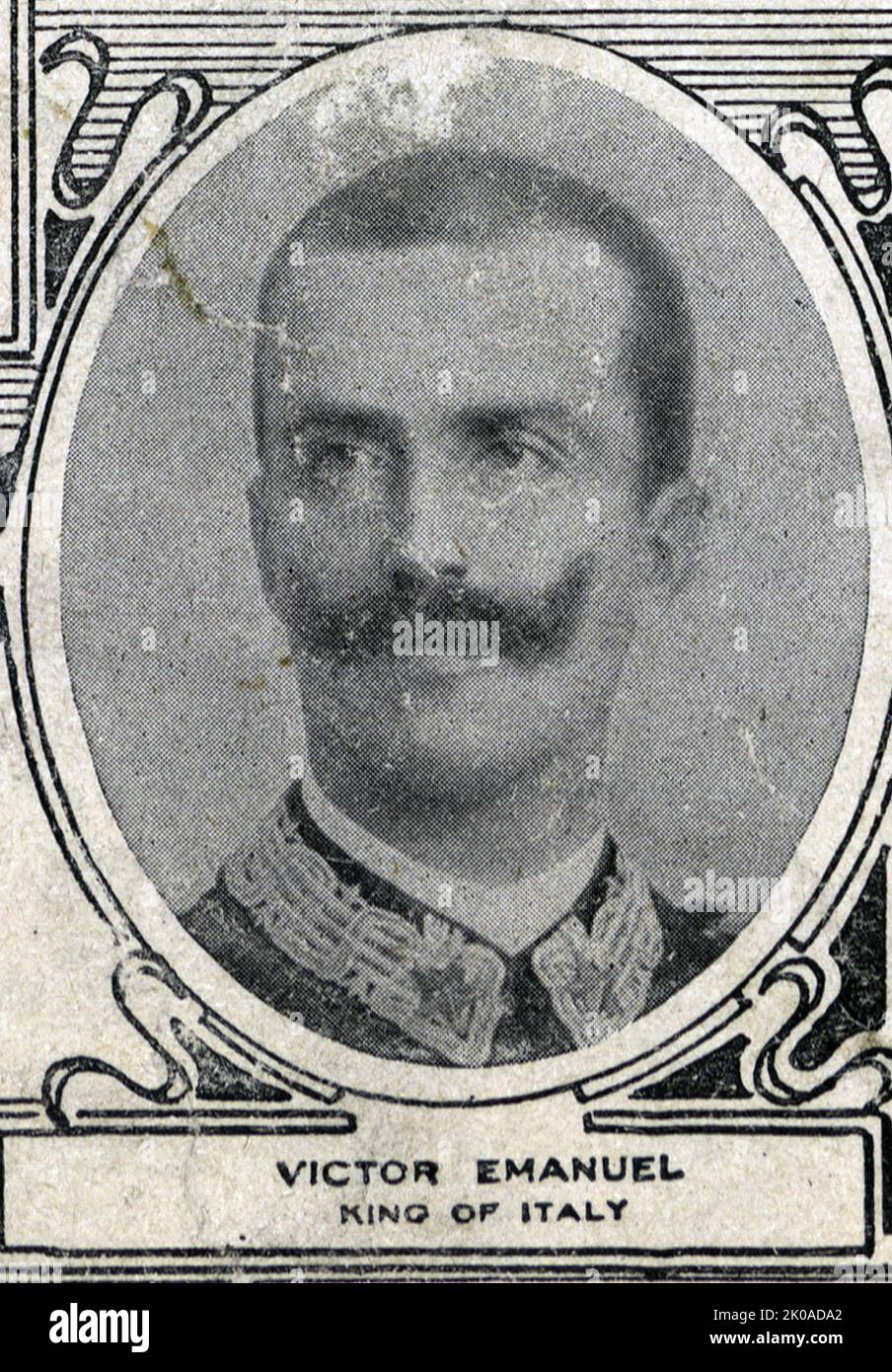 Fotografia di Vittorio Emanuele III (1869 - 1947) che regnò come Re d'Italia dal 29 luglio 1900 fino alla sua abdicazione il 9 maggio 1946. Regnò anche come imperatore d'Etiopia (1936-1941) e re degli albanesi (1939-1943). Durante il suo regno di quasi 46 anni, iniziato dopo l'assassinio del padre Umberto i, il Regno d'Italia fu coinvolto in due guerre mondiali. Il suo regno comprendeva anche la nascita, l'ascesa e la caduta del fascismo italiano e del suo regime Foto Stock