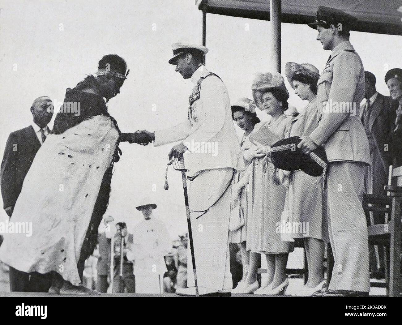 Re Giorgio V d'Inghilterra con la Regina Elisabetta e la Principessa Elisabetta salutano la Regina Madre dello Swaziland. 1947. Nukwase Ndwandwe (c.. 1890 – 15 settembre 1957) fu la Regina Madre dello Swaziland, zia di Sobhuza II, e sorella di Lomawa Ndwandwe Foto Stock