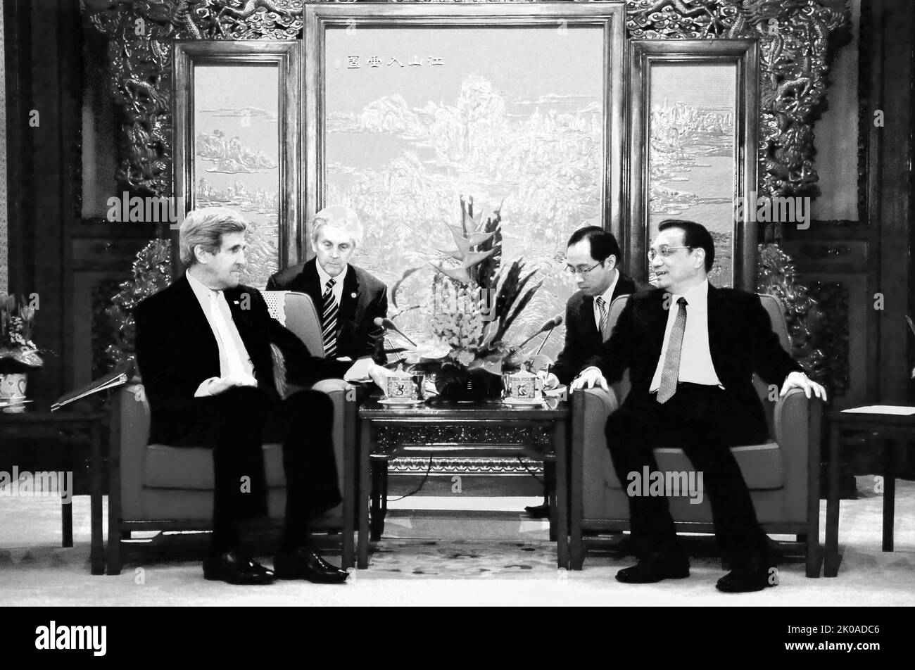 La premiere cinese li Keqiang saluta il Segretario di Stato americano John Kerry in un incontro presso la camera viola di Ziguangge presso il Leadership Compound di Zhongnanhai a Pechino, in Cina, il 14 febbraio 2014 Foto Stock