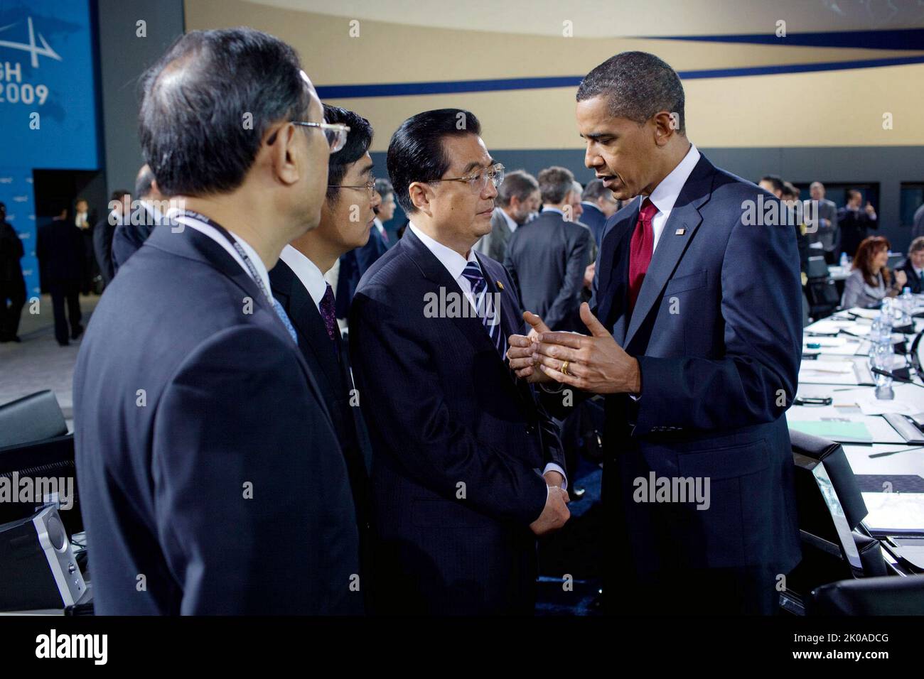 Il presidente degli Stati Uniti Barack Obama parla con il presidente cinese Hu Jintao durante la sessione plenaria del G-20 Pittsburgh Summit al David L. Lawrence Convention Center di Pittsburgh. 2009 Foto Stock