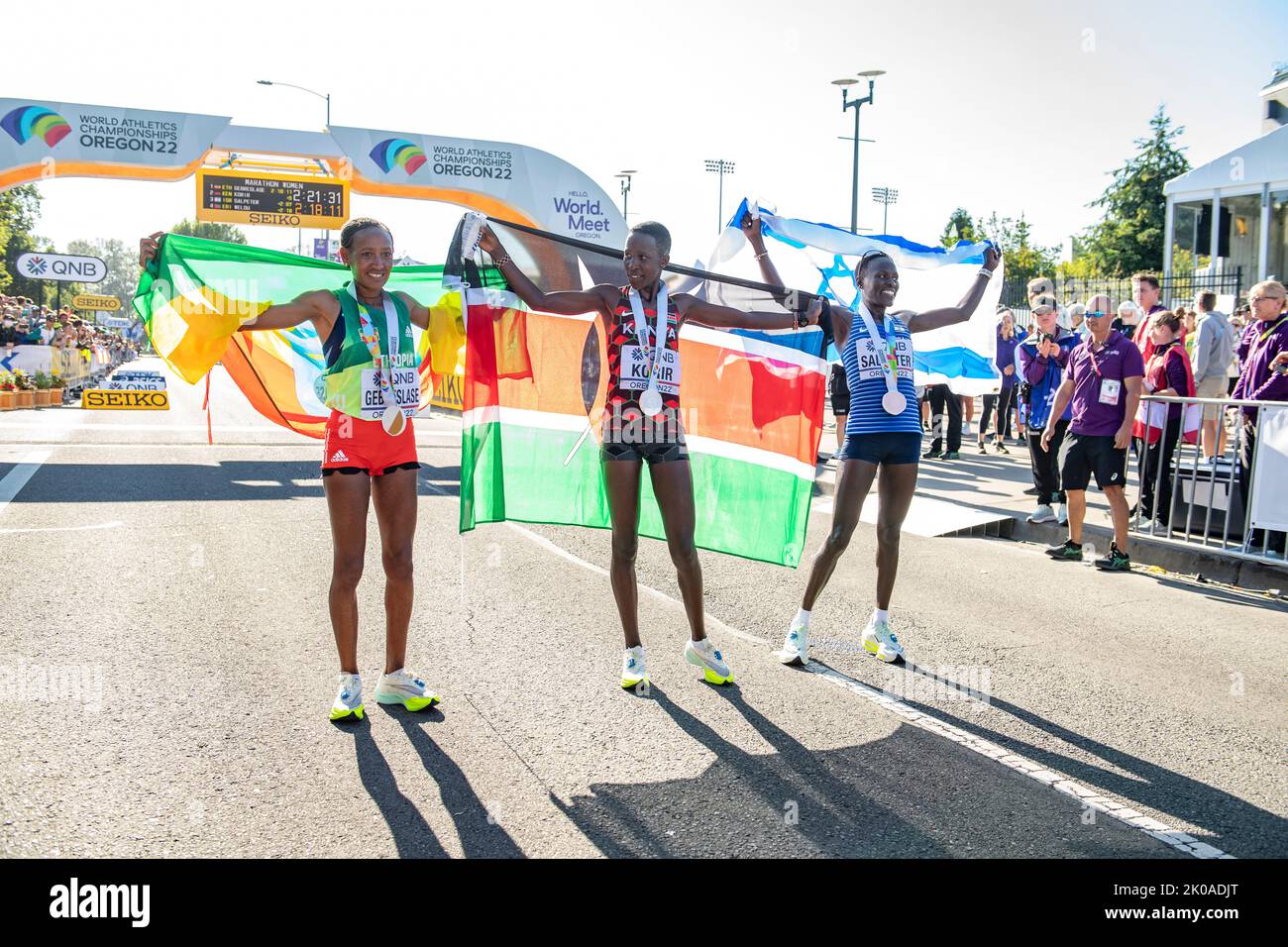 Gotytom Gebreslase, Judith Jeptum Korir e Lonah Chemtai Salpeter festeggiano con loro le medaglie dopo aver gareggiato nella maratona femminile al mondo Foto Stock