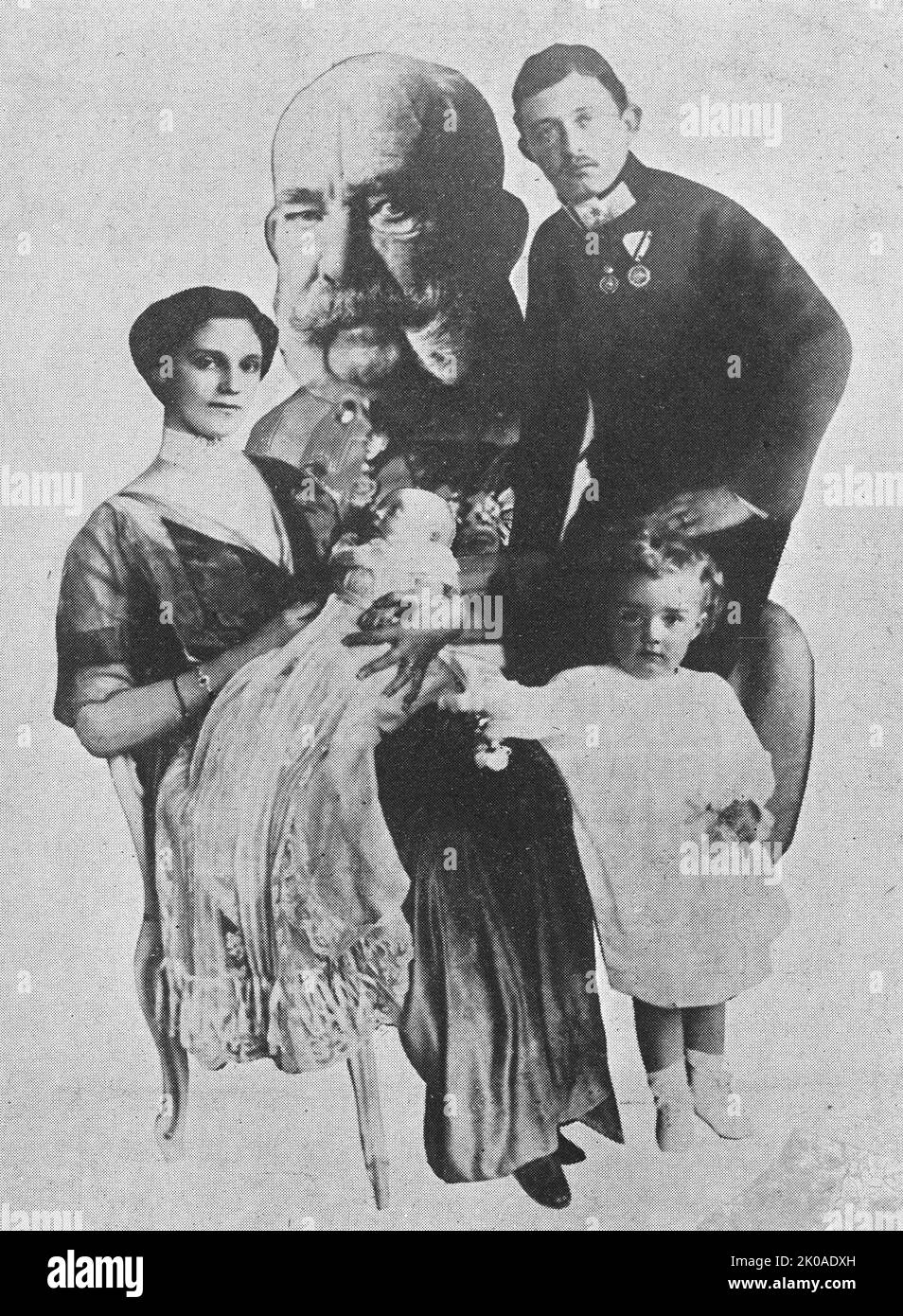 Famiglia reale di Austria e Ungheria. Imperatore Francesco Giuseppe con il futuro imperatore Carlo i con sua moglie Zita e figli, 1914 Foto Stock