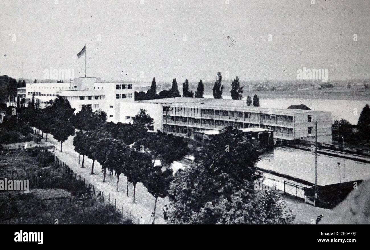 La Bundeshaus (Casa federale) è un complesso edilizio a Bonn, in Germania, che ha servito come Parlamento provvisorio della Germania occidentale, e quindi sede del Bundestag e del Bundesrat tedeschi, dal 1949 al 1999. L'edificio principale, costruito tra il 1930 e il 1933, servì come Accademia Pedagogica fino alla fine della seconda guerra mondiale. 1949 Foto Stock