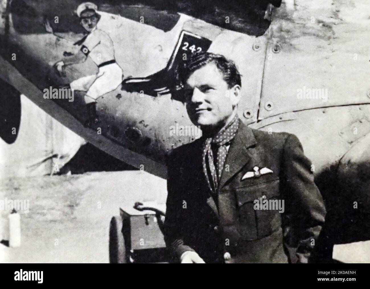 Center Sir Douglas Bader (1910 – 1982) è stato un . Gli furono accreditate 22 vittorie aeree, quattro vittorie condivise, sei probable, una probabile condivisa e 11 velivoli nemici danneggiati Foto Stock