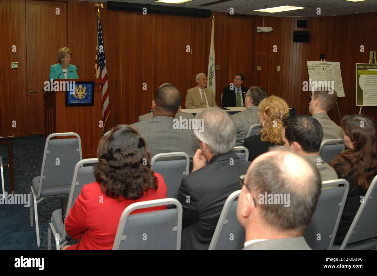 Miglioramento dell'annuncio della valutazione finanziaria - evento presso la sede centrale dell'HUD che segna la ricezione da parte dell'HUD della valutazione dello stato 'verde' - per la prima volta - dall'Ufficio di gestione e bilancio per migliorare le prestazioni finanziarie (secondo trimestre, anno fiscale 2007) nell'ambito dell'agenda di gestione del Presidente. Alla manifestazione hanno partecipato, tra gli altri funzionari, il Vice Segretario Roy Bernardi e il Chief Financial Officer John Cox. Miglioramento dell'annuncio della valutazione finanziaria oggetto, evento presso la sede centrale dell'HUD che segna la ricezione da parte dell'HUD della valutazione dello stato 'verde' - per la prima volta - dall'Ufficio di gestione e budget Foto Stock
