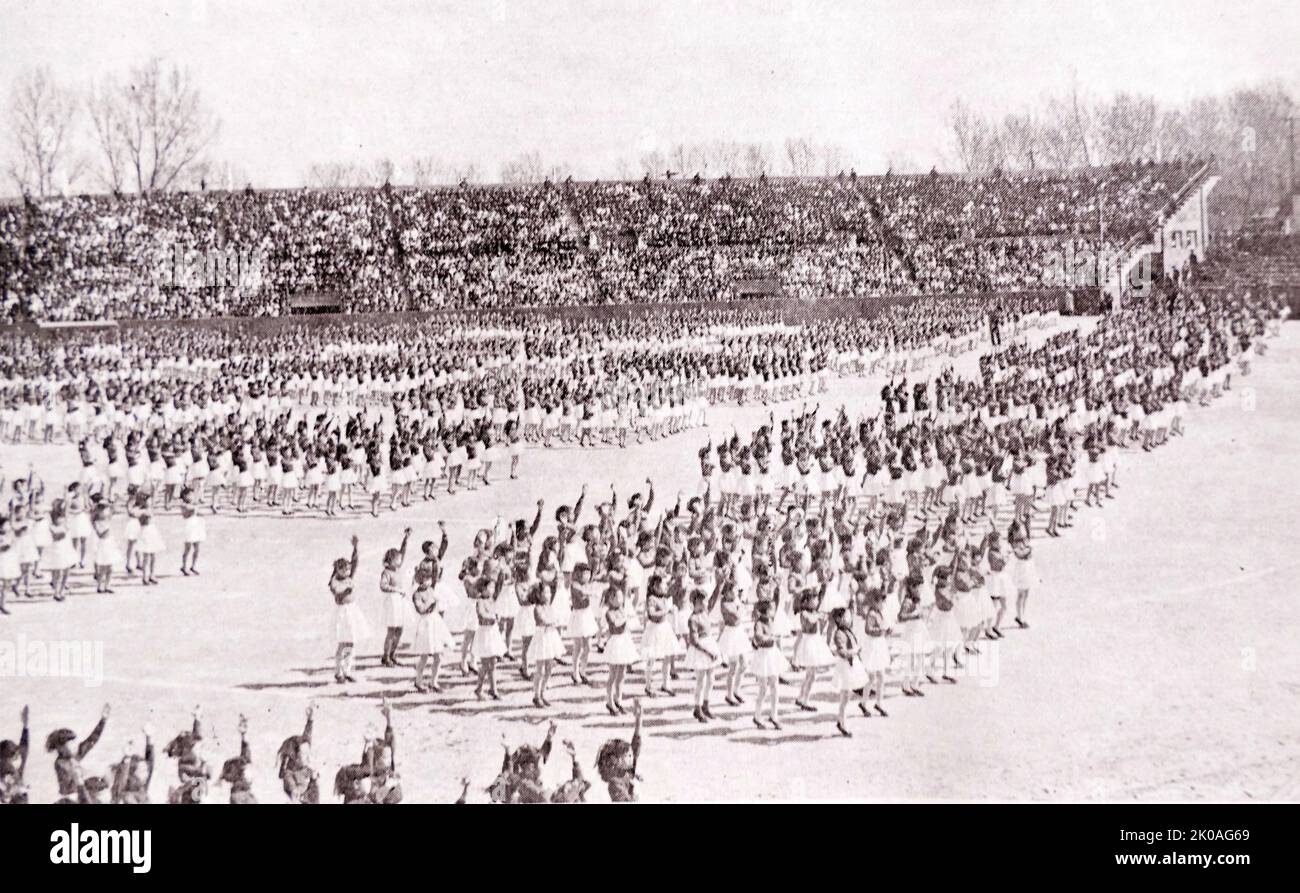 Il giorno dello sport, gli studenti di ogni classe competono l'uno contro l'altro. I giochi tipici includono il tiro di guerra, le corse e talvolta il calcio. Foto Stock