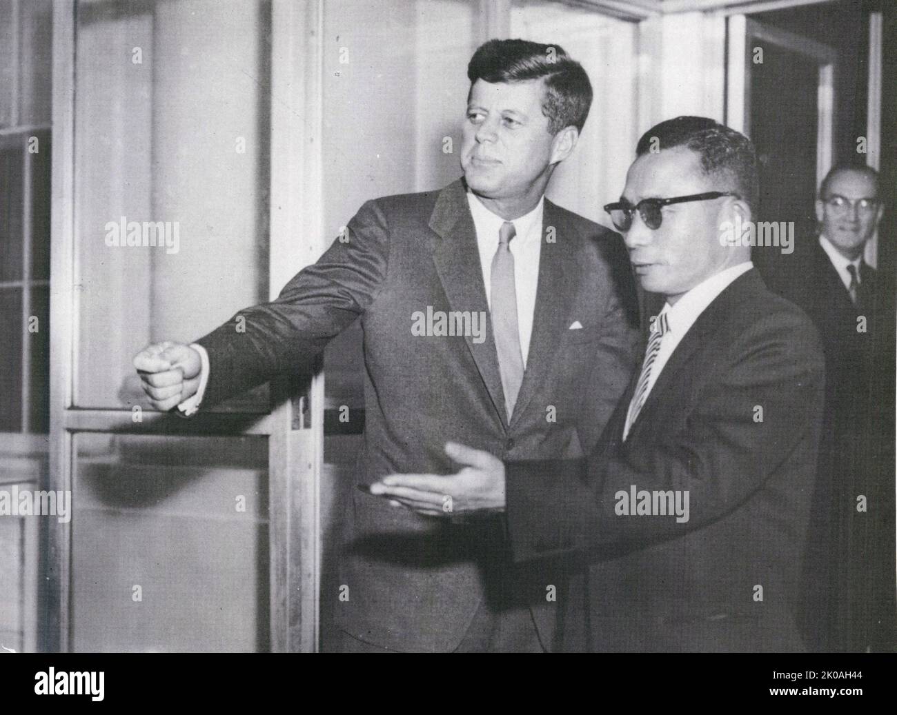 Dice: "Il governo degli Stati Uniti accoglie con favore il presidente di Park e promette un sostegno alla rivoluzione e all'amicizia tra i due paesi” (?? ??? ???? ?? ??? ??? ??? ??? ????. (1961. 11. 11  11. 25 - ??? ????? ???? ?? ?? ??? ? ???) Foto Stock