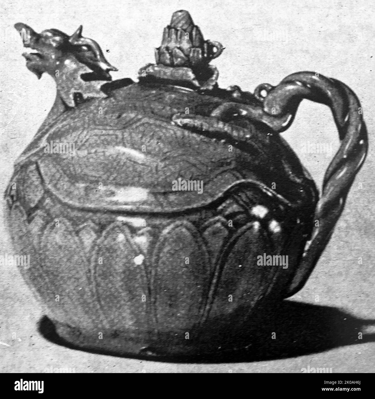 Vaso da vino, glassa di Celadon; decorazione modellata e intagliata. Dal tempo della dinastia di Koryo (Goreyo) (Goreyo) (918 - 1392) Foto Stock
