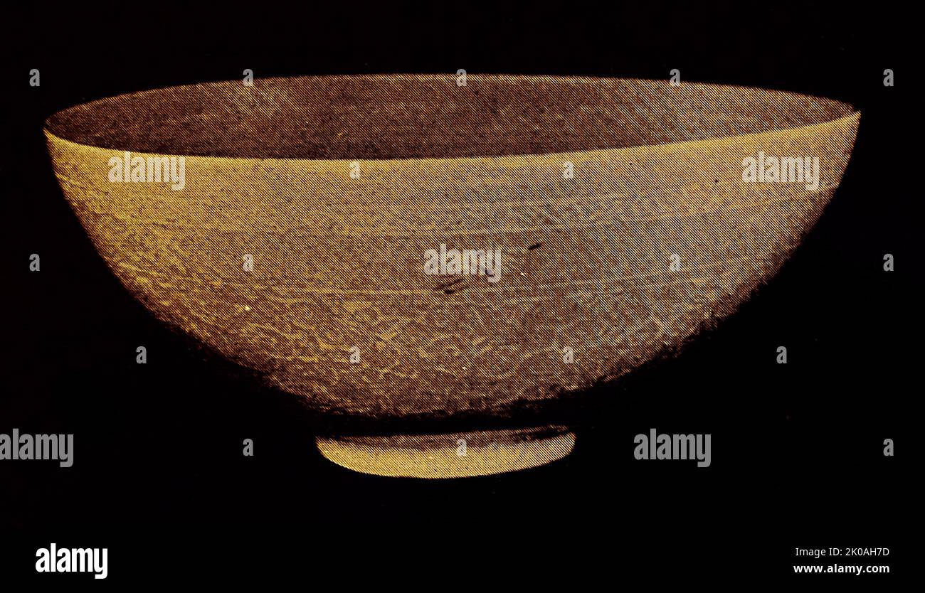 Smalto Celadon; decorazione intagliata ripiena di fettine bianche e nere. Il nero è usato solo per le gambe, i becchi, gli occhi e le piume di coda di quattro gru bianche che sono poste intorno all'esterno. Dal tempo della dinastia di Koryo (Goreyo) (Goreyo) (918 - 1392) Foto Stock