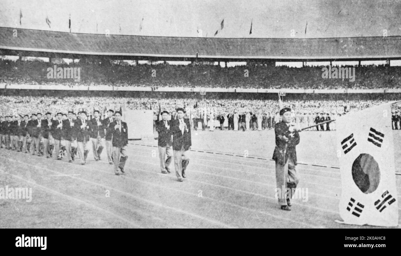 La squadra olimpica coreana passa davanti alla scatola reale durante la cerimonia di apertura delle Olimpiadi del 16th tenutasi a Melbourne il 1958 novembre Foto Stock