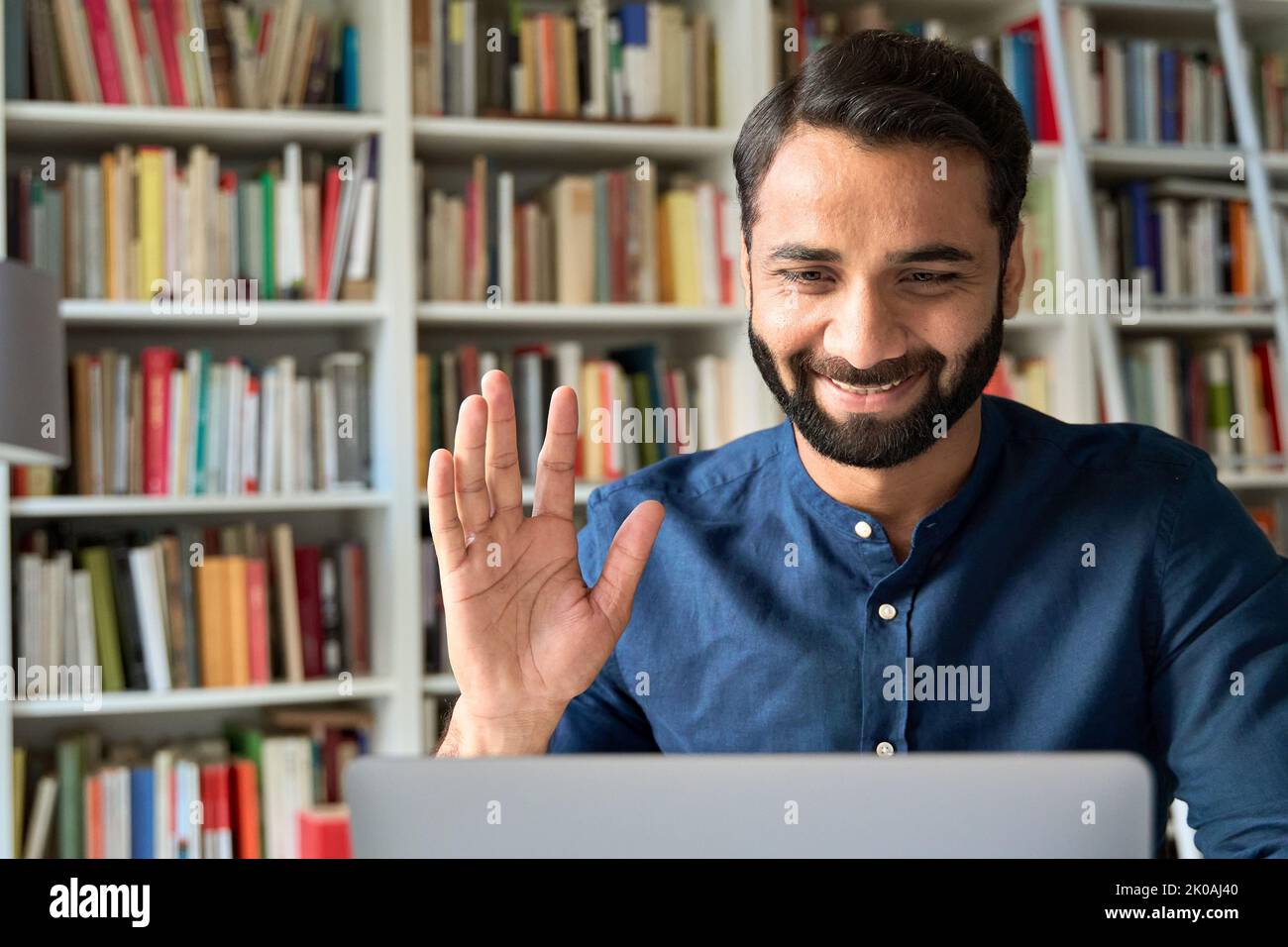 Sorridente insegnante indiano di uomo d'affari in linea che lavora dalla video chiamata riunione ibrida. Foto Stock