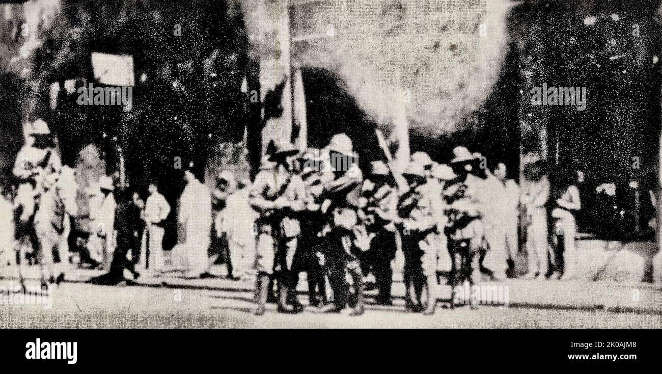 Il corpo di volontari imperialista di Shanghai sta reprimendo le masse. Shanghai Volunteer Corps è stato fondato nel 1853, è un'organizzazione paramilitare all'interno della concessione pubblica di Shanghai, armato di milizie di diaspora straniere organizzate da consolati britannici e americani. Foto Stock