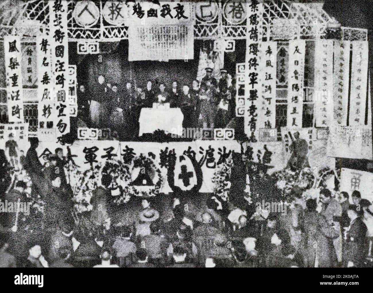 I membri di Boy Scouts Bao Zhengwu, Luo Yunxiang, Mao Weixiang, Ying Wenda sono stati sacrificati durante il primo soccorso sul campo. Nella foto sono raffigurate persone provenienti da tutti i settori della vita a Shanghai che tengono un servizio commemorativo nella memoria dei Boy Scout che sono morti nella battaglia di Shanghai. La battaglia di Shanghai fu il primo dei ventidue grandi impegni tra l'Esercito rivoluzionario Nazionale della Repubblica di Cina e l'Esercito Imperiale Giapponese dell'Impero del Giappone all'inizio della seconda Guerra sino-Giapponese. Foto Stock