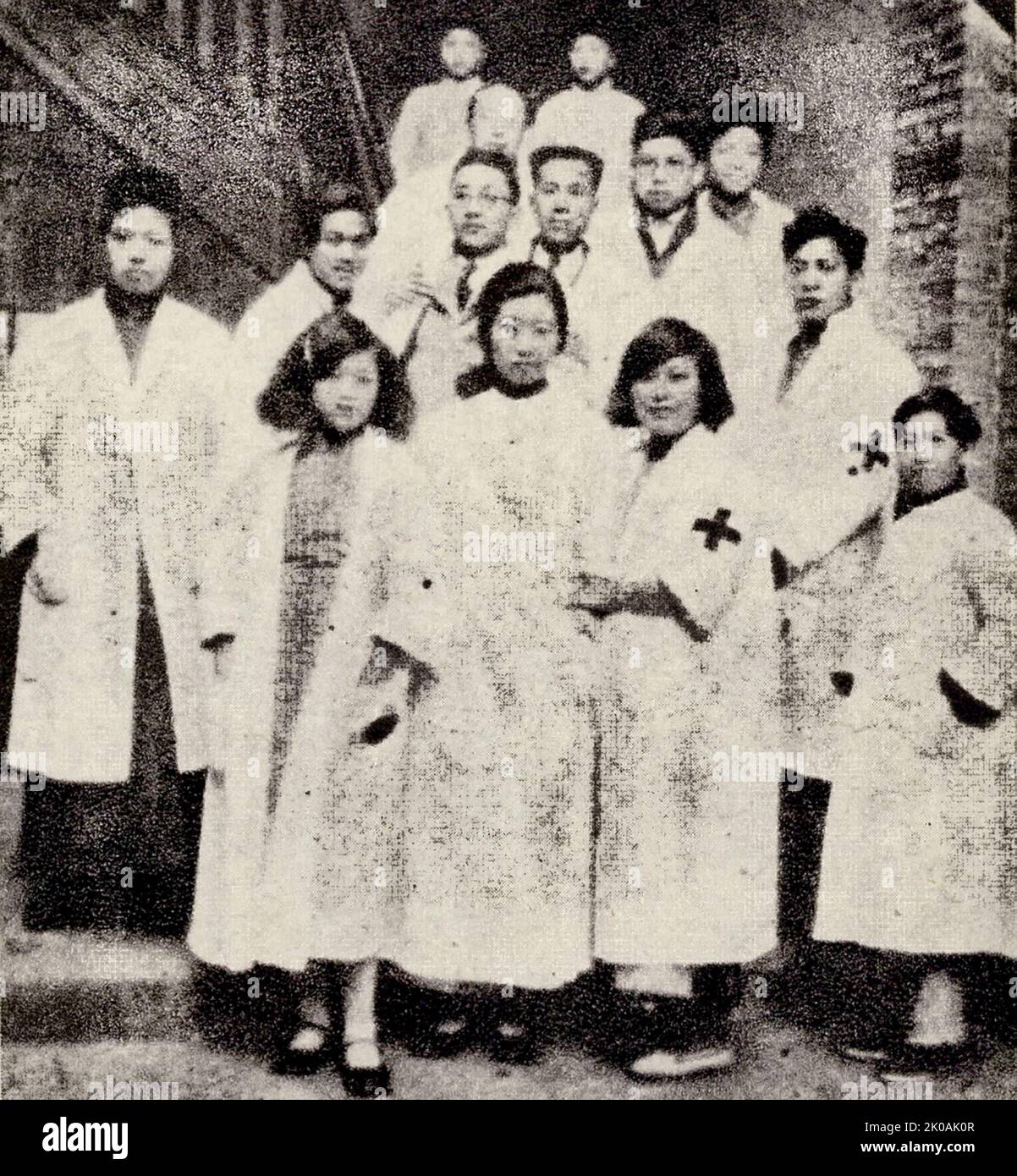 Gli studenti delle scuole mediche di Shanghai partecipano al lavoro medico in ospedale per i soldati feriti. Questo fu durante l'invasione giapponese della Cina. Foto Stock