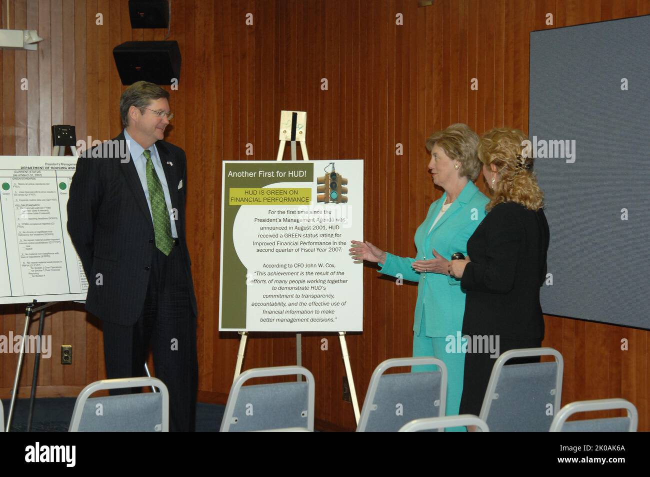 Miglioramento dell'annuncio della valutazione finanziaria - evento presso la sede centrale dell'HUD che segna la ricezione da parte dell'HUD della valutazione dello stato 'verde' - per la prima volta - dall'Ufficio di gestione e bilancio per migliorare le prestazioni finanziarie (secondo trimestre, anno fiscale 2007) nell'ambito dell'agenda di gestione del Presidente. Alla manifestazione hanno partecipato, tra gli altri funzionari, il Vice Segretario Roy Bernardi e il Chief Financial Officer John Cox. Miglioramento dell'annuncio della valutazione finanziaria oggetto, evento presso la sede centrale dell'HUD che segna la ricezione da parte dell'HUD della valutazione dello stato 'verde' - per la prima volta - dall'Ufficio di gestione e budget Foto Stock