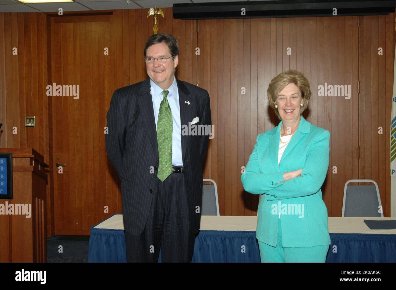 Miglioramento dell'annuncio della valutazione finanziaria - evento presso la sede centrale dell'HUD che segna la ricezione da parte dell'HUD della valutazione dello stato 'verde' - per la prima volta - dall'Ufficio di gestione e bilancio per migliorare le prestazioni finanziarie (secondo trimestre, anno fiscale 2007) nell'ambito dell'agenda di gestione del Presidente. Alla manifestazione hanno partecipato, tra gli altri funzionari, il Vice Segretario Roy Bernardi e il Chief Financial Officer John Cox. Miglioramento dell'annuncio della valutazione finanziaria oggetto, evento presso la sede centrale dell'HUD che segna la ricezione da parte dell'HUD della valutazione dello stato 'verde' - per la prima volta - dall'Ufficio di gestione e budget Foto Stock