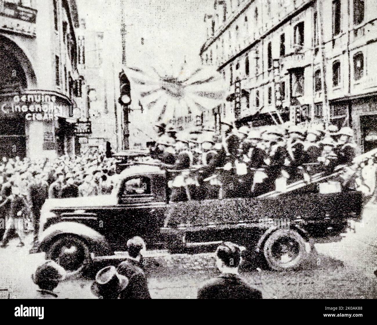 La squadra di dramma anti-guerra giapponese composta da giovani letterati e d'arte a Shanghai prova in prima linea Foto Stock